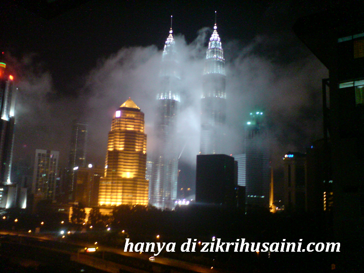 klccberkabus.png klcc, gambar klcc, klcc, klcc berkabus, klcc gelap,bangunan klcc